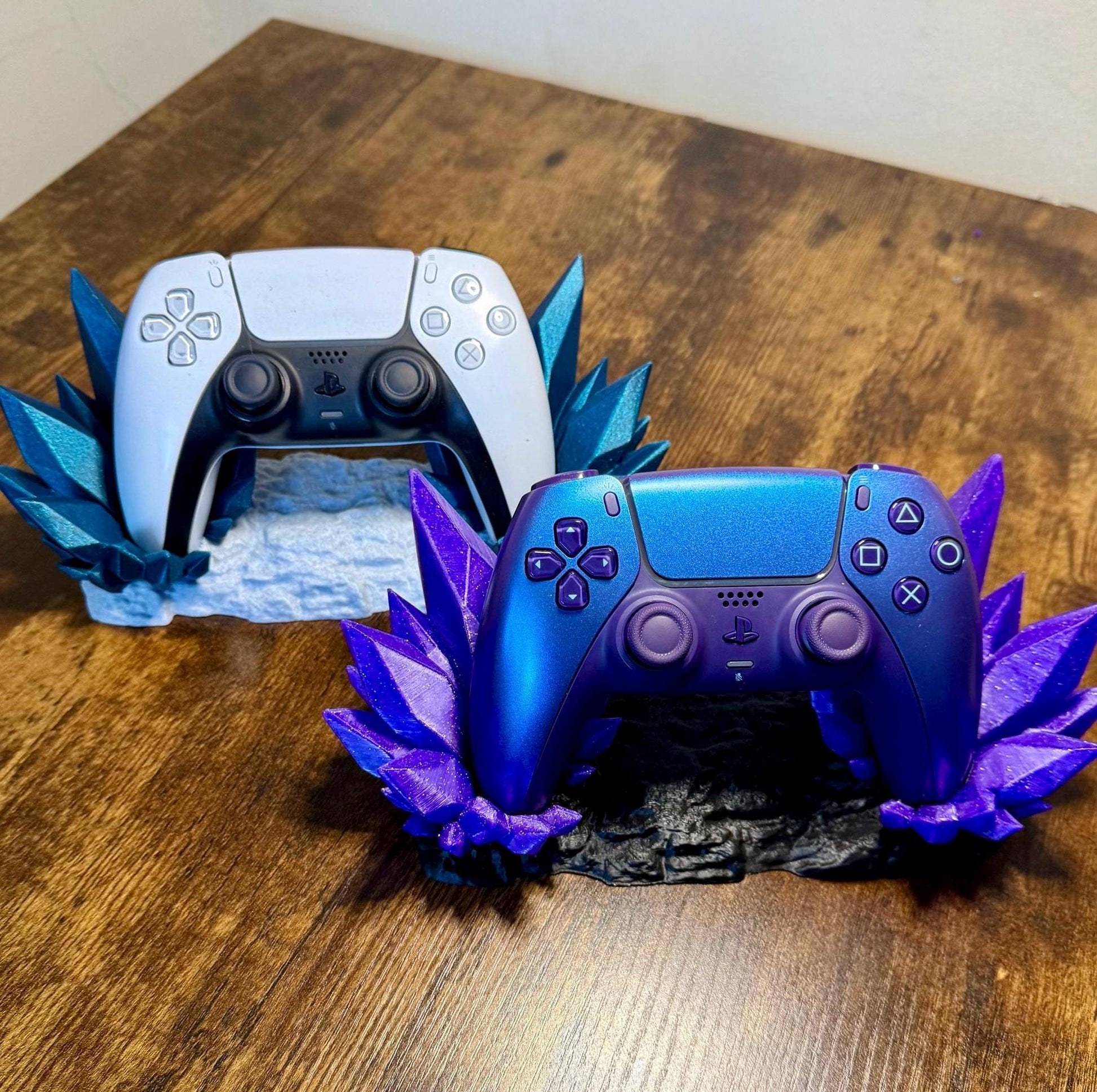 Crystal PS5 Controller Stand – Vibrant Gaming Accessory, 3D Printed Display Dock, Custom Colour Options featuring two controllers.